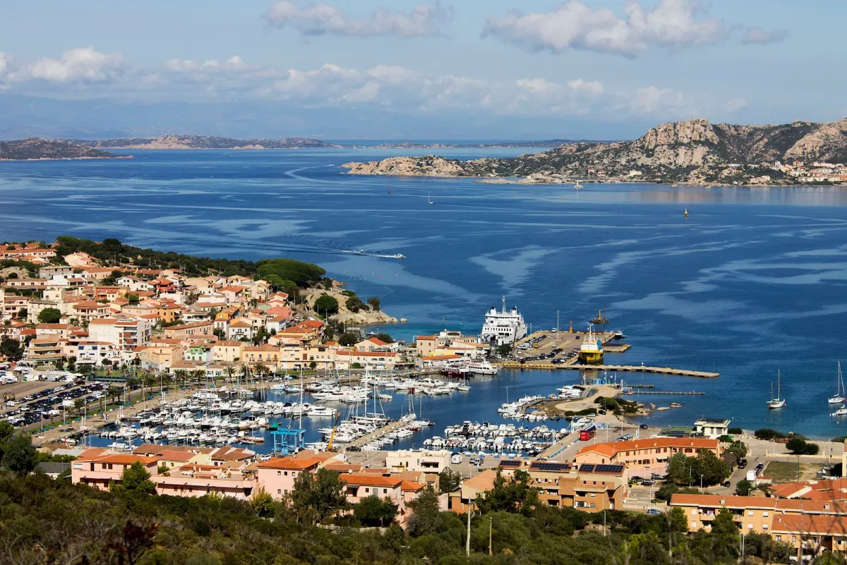 Porto e borgo costiero di Palau, Sardegna, affacciato sull'arcipelago di La Maddalena